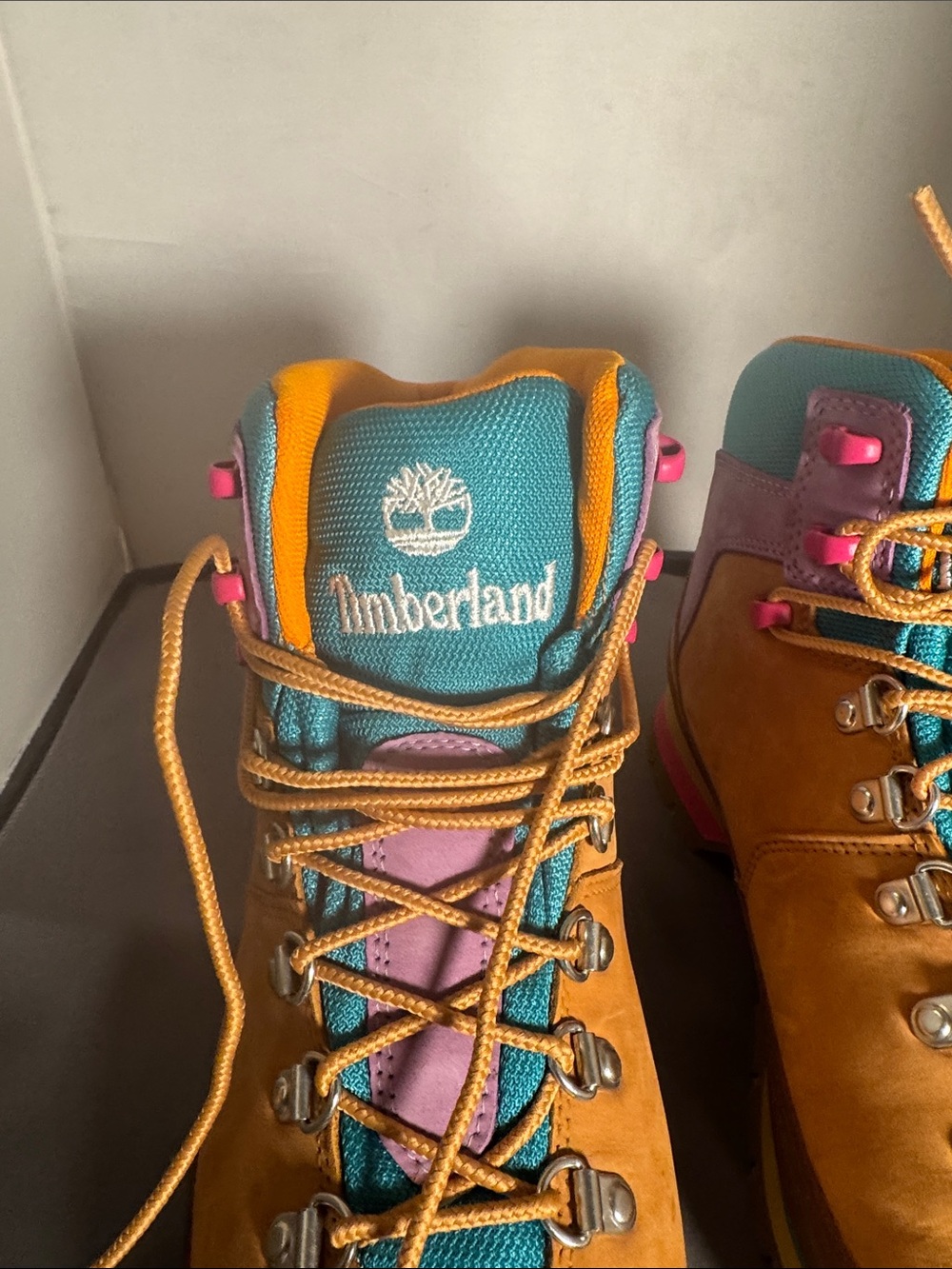 Timberland Colorblock Hiking Boots - Wheat with Teal Women’s size 9.5 New - Picture 4 of 8